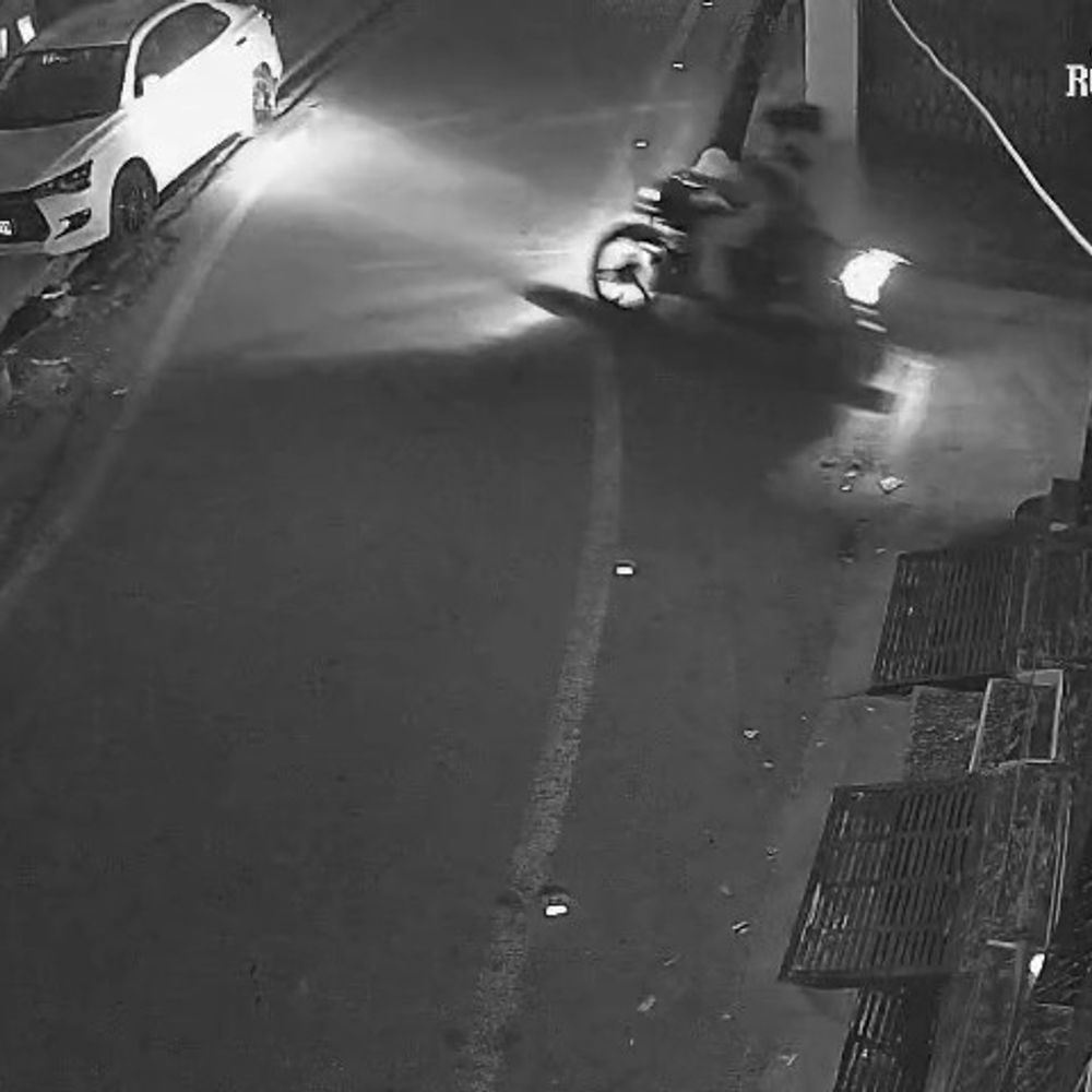 मुजफ्फरनगर में घर के बाहर खड़ी बाइक चोरी:CCTV में कैद हुआ चोर, फुटेज के आधार पर पुलिस जांच में जुटी