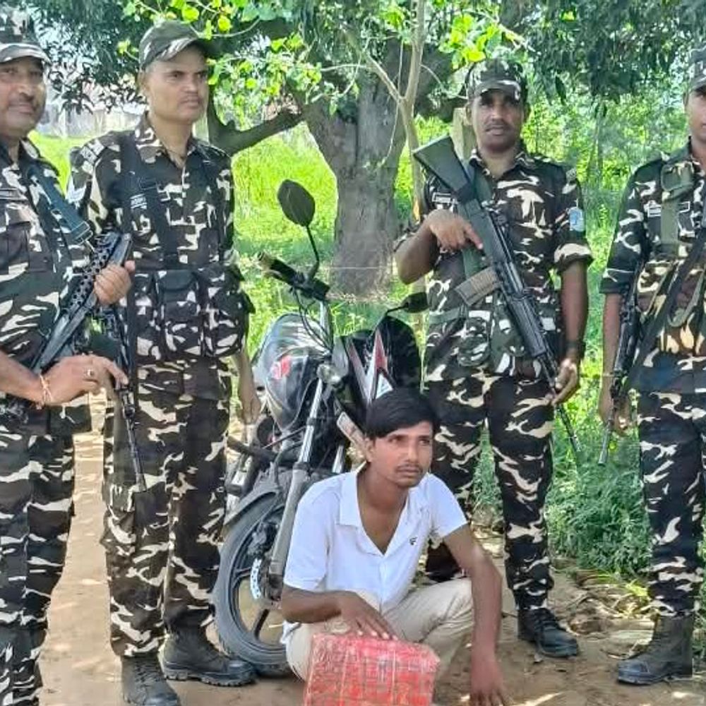 10.2 किलो गांजा के साथ नेपाली नागरिक गिरफ्तार:एसएसबी ने सुरसंड के पास से पकड़ा, बाइक भी जब्त की गई