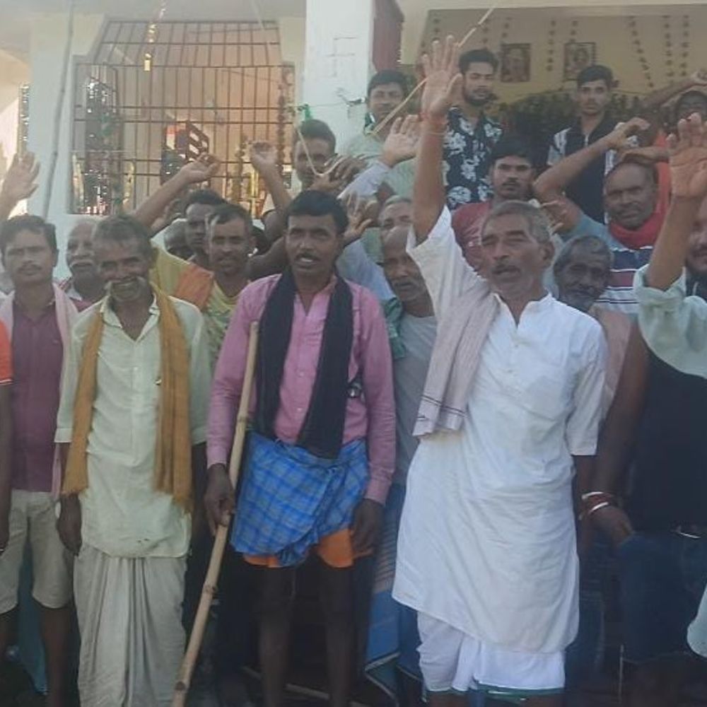 बेतिया में मंदिर की जमीन पर कब्जे का आरोप:करीब 1 एकड़ में मठ-झोपड़ी-दुकानें बनीं, अब पक्के मकान; ग्रामीणों ने DM से की शिकायत