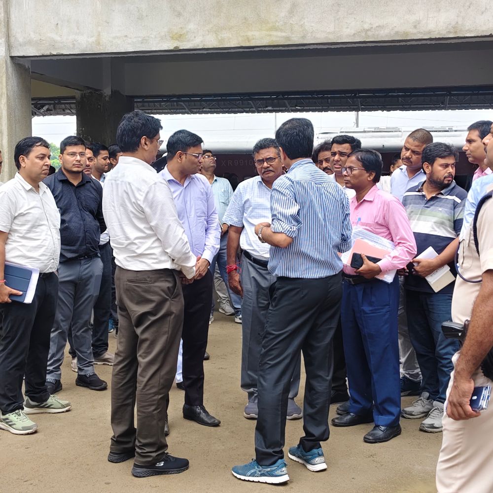 सोनपुर रेल मंडल के जीएम-डीआरएम ने किया निरीक्षण:काढ़ागोला स्टेशन भवन निर्माण में तेजी के निर्देश, किसानों की समस्या पर चर्चा