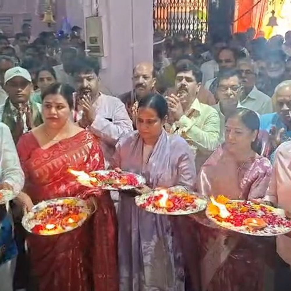 अमरोहा में जन्माष्टमी पर निकली 6 किमी लंबी रामडोल शोभायात्रा:150 झांकियां और 500 पुलिसकर्मी तैनात, डीएम-एसपी ने की महाआरती