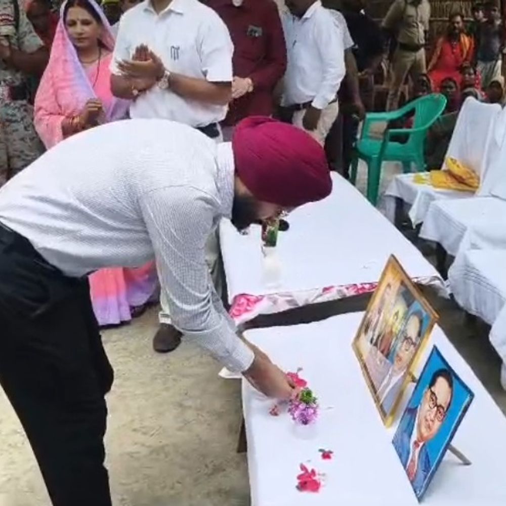 बेतिया में संत रविदास की 650वीं जयंती:DM ने दी श्रद्धांजलि, बोले- उनके विचार आज भी समाज को एकजुट करने की देते हैं प्रेरणा