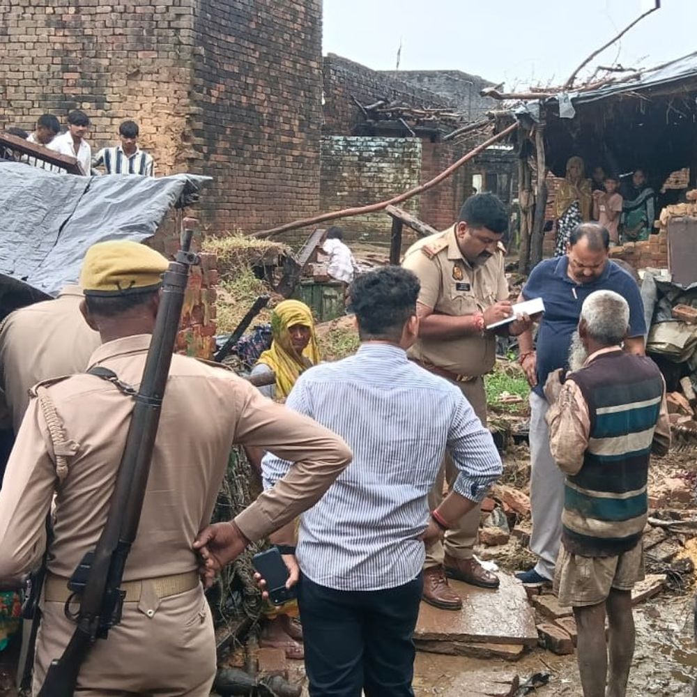 बारिश से कच्चा मकान ढहा, बुजुर्ग महिला की मौत:20 साल से मायके में रह रही थीं; एसडीएम ने मौके पर पहुंचकर जांच की