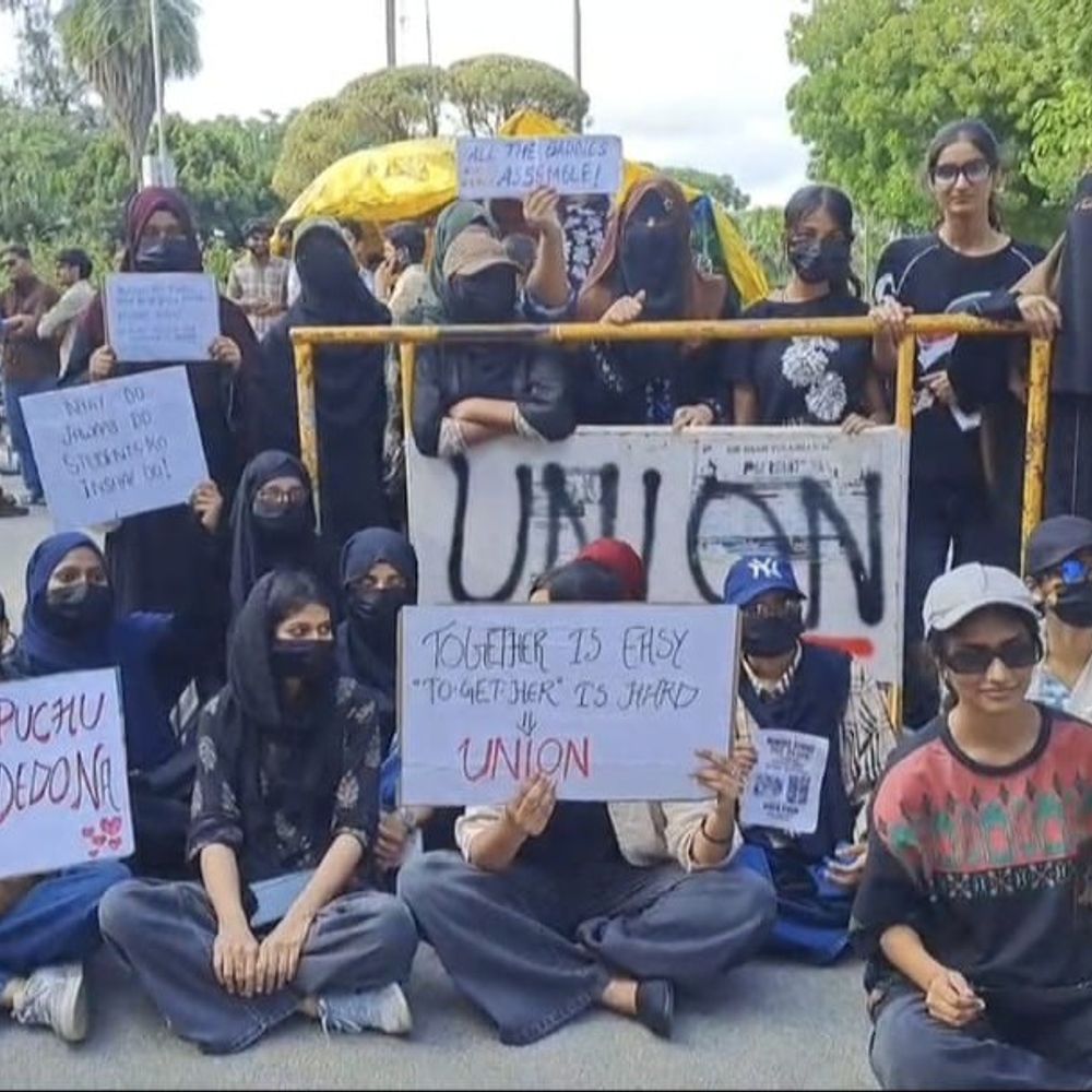 एएमयू में सातवें दिन भी गरमाया छात्र आंदोलन:अब्दुल्ला कॉलेज की छात्राएं पहले पहुंचीं, धरने में बैठकर दिया समर्थन; बाद में छात्रों का मार्च, ‘हम एक हैं’ के नारों से गूंजा डक पॉइंट
