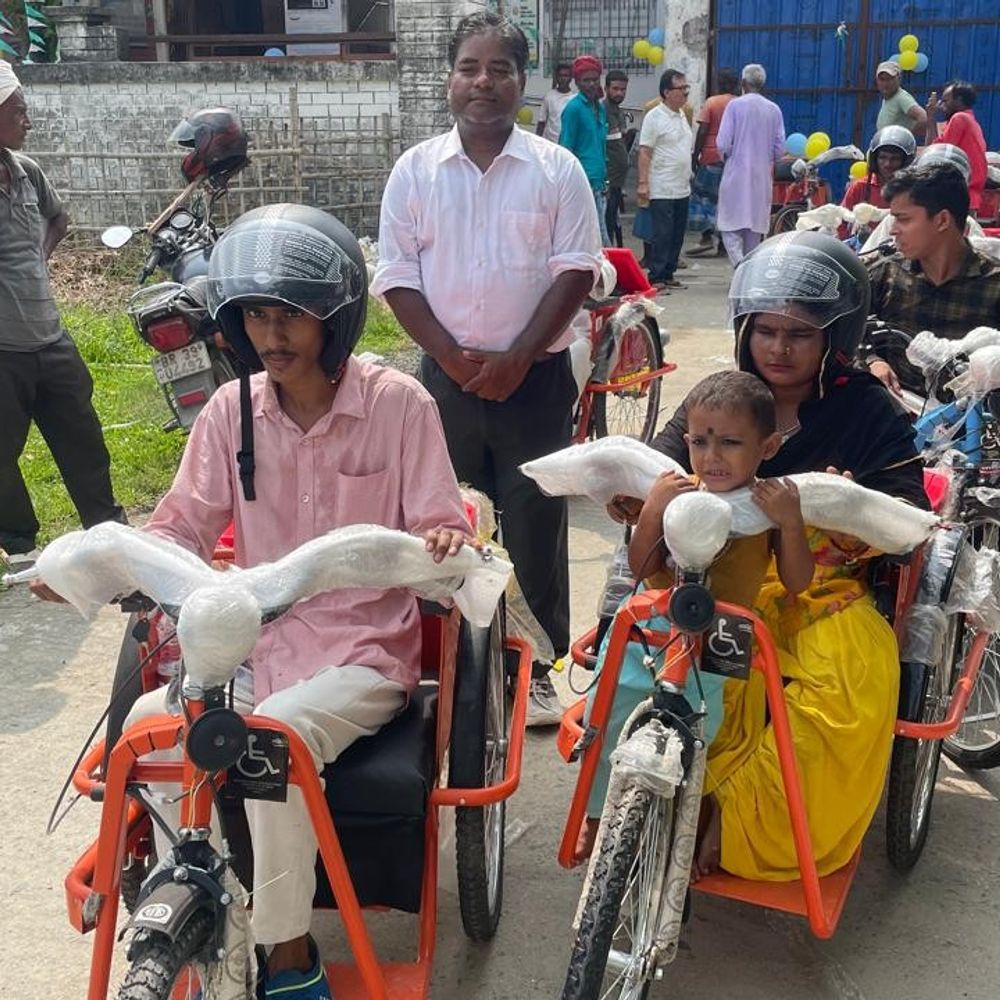 अररिया में दिव्यांगजनों को मिलीं 38 बैटरी वाली ट्रायसाइकिल:सेवा संकल्प दिवस पर आत्मनिर्भरता को मिला बल, ट्रेनिंग भी दी गई