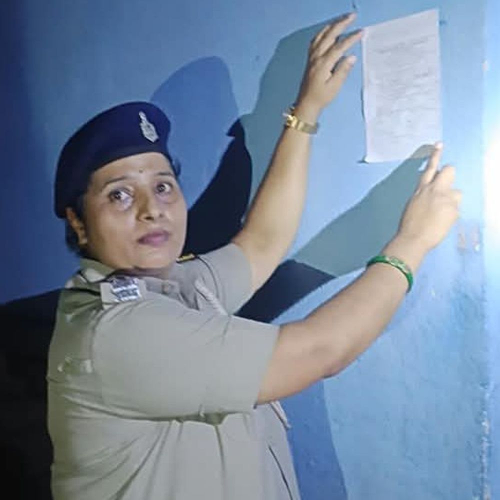 बांका में रेप के 2 आरोपी फरार:पुलिस ने घर पर ढोल-नगाड़े बजाकर चिपकाया इश्तहार; मोबाइल लोकेशन से तलाश, नहीं सरेंडर किया तो कुर्की-जब्ती