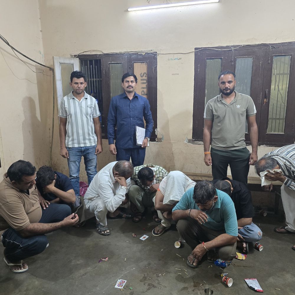 सिरसा मंडी में जुए की महफिल पर पुलिस की रेड:8 आरोपी रंगेहाथ गिरफ्तार; 96 हजार से ज्यादा कैश जब्त
