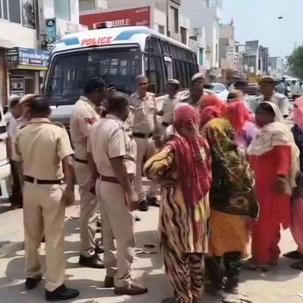 हड़ताली सफाई कर्मचारियों ने नगर निगम टीम को रोका:जींद में कूड़ा उठाने पहुंची टीम का विरोध; कुंदन सिनेमा के पास पुलिस तैनात