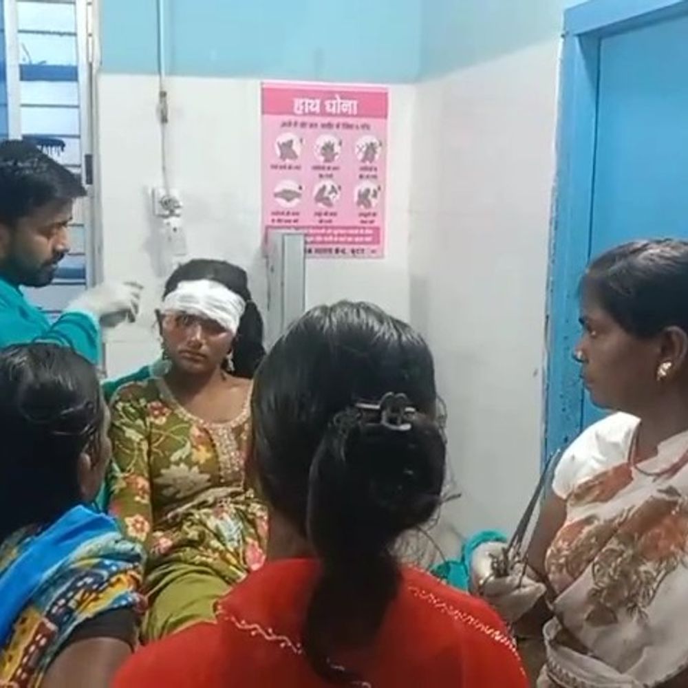 कुदरा में सड़क हादसे में बाइक सवार पति-पत्नी घायल:दोनों की हालत गंभीर; ग्रामीणों ने अस्पताल पहुंचाया, अज्ञात वाहन ने मारी टक्कर