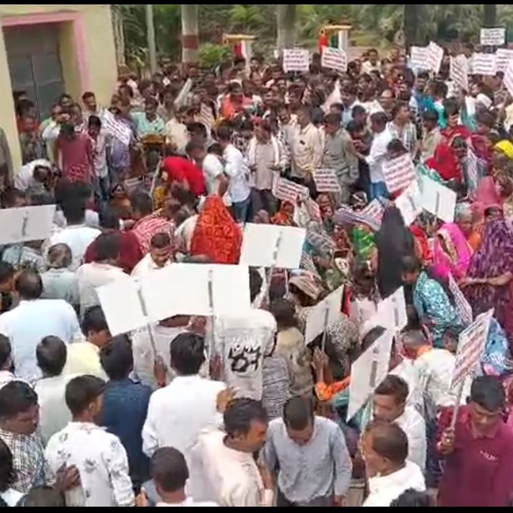 पाटन में FIR से नाराज ग्रामीणों का प्रदर्शन:18 अगस्त को रास्ता रोकने पर दर्ज हुई थी FIR, महिलाएं भी गिरफ्तारी देने पहुंचीं