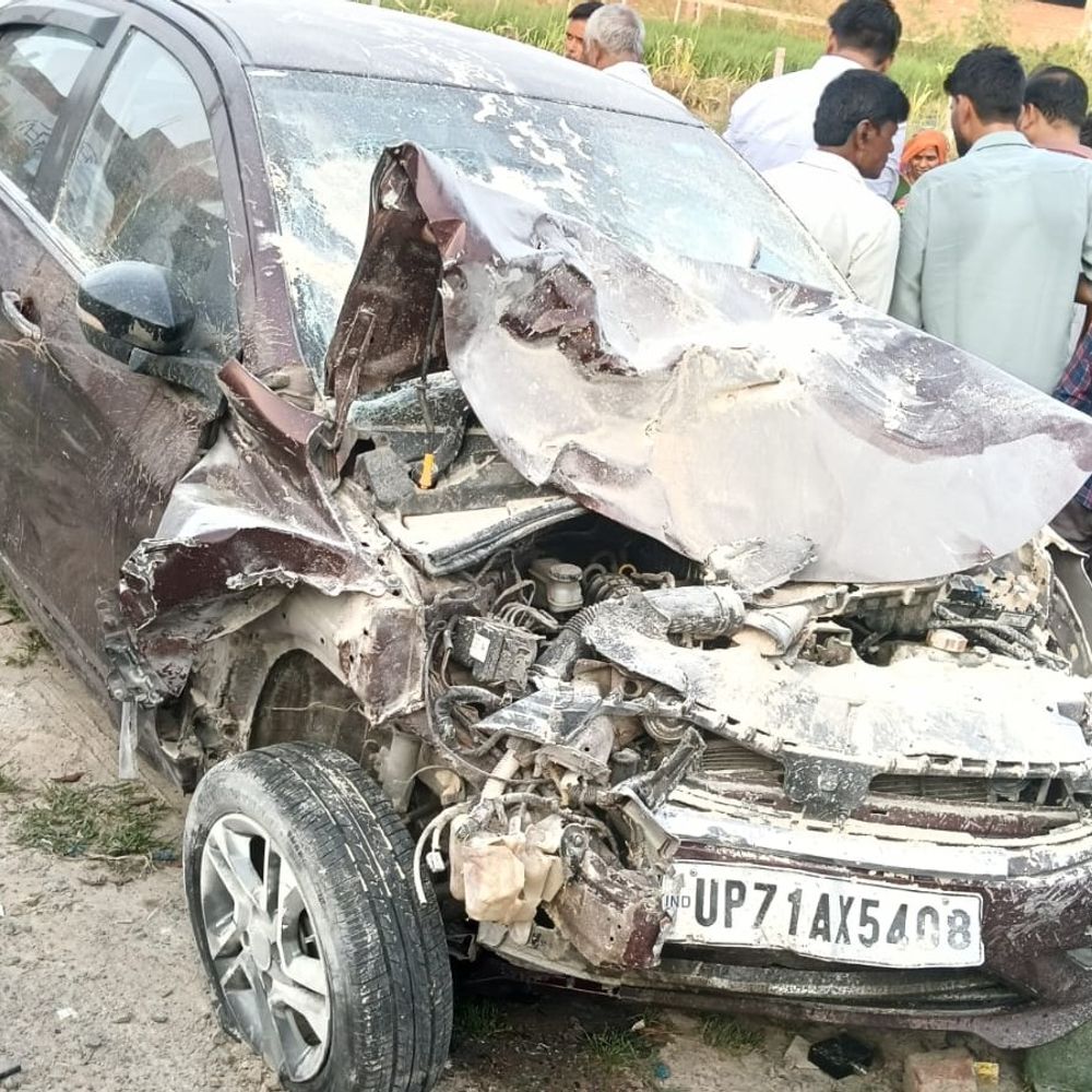 फतेहपुर में तेज रफ्तार कार ने बाइक को मारी टक्कर:युवक की मौत, ई-रिक्शा भी चपेट में आया; 3 घायल, हादसे के बाद चालक फरार