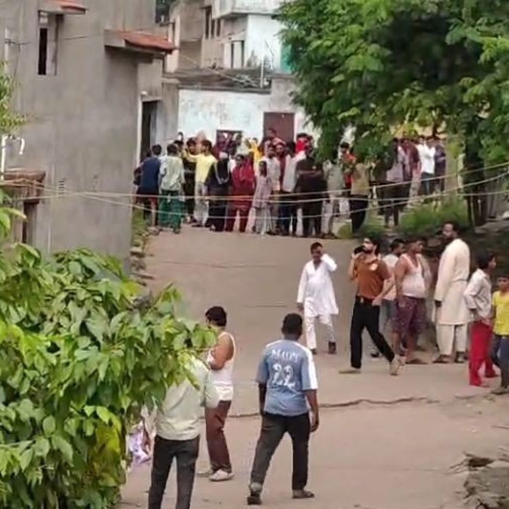 छाताबाद में भू-धंसान, सामुदायिक भवन आया चपेट में:प्रभावित परिवारों की बढ़ी परेशानी, आसपास के घरों पर भी खतरा; दहशत में लोग