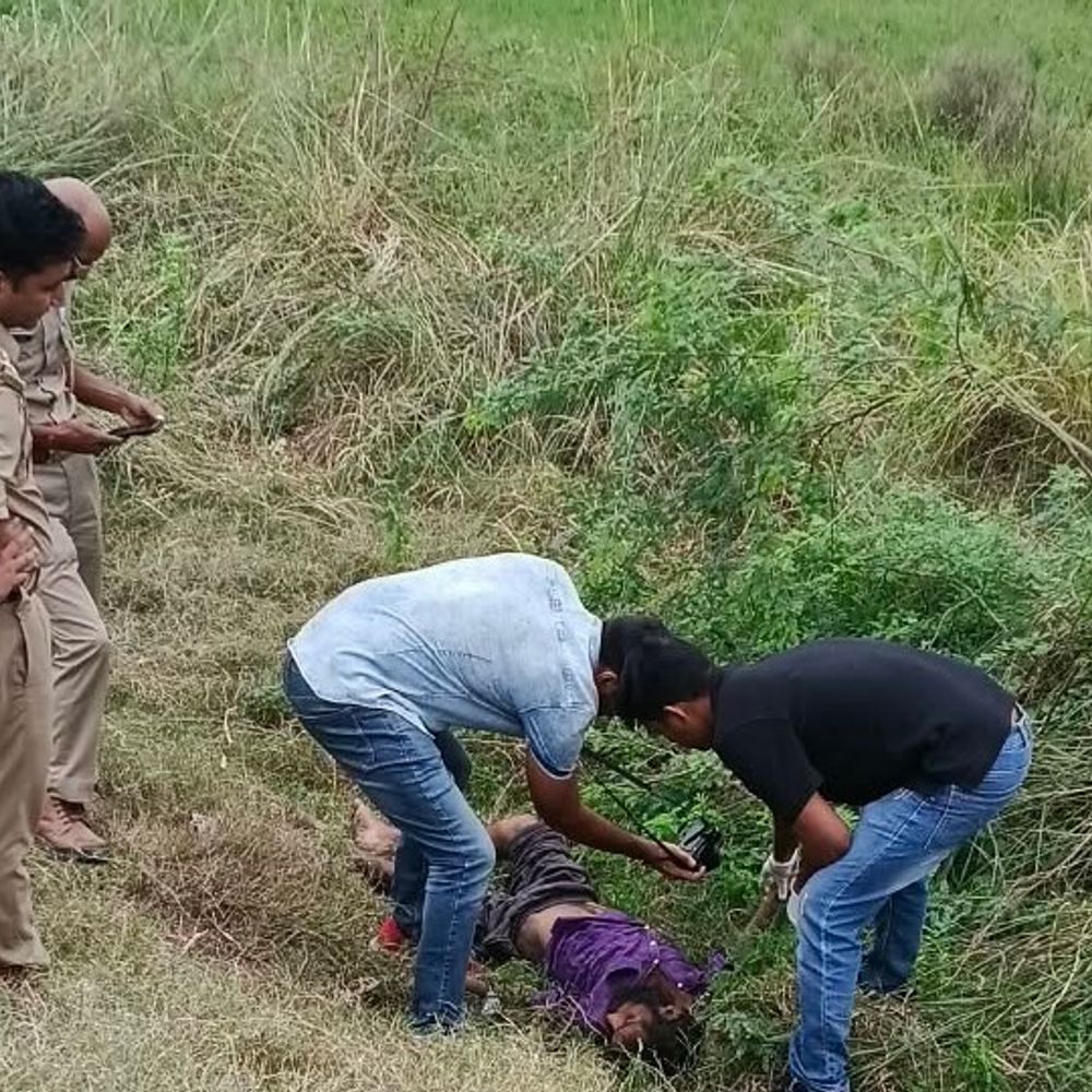 एटा में सड़क किनारे मिला युवक का शव:मानसिक विक्षिप्त था, शिनाख्त की कोशिश, टक्कर मारकर फरार हुआ वाहन चालक