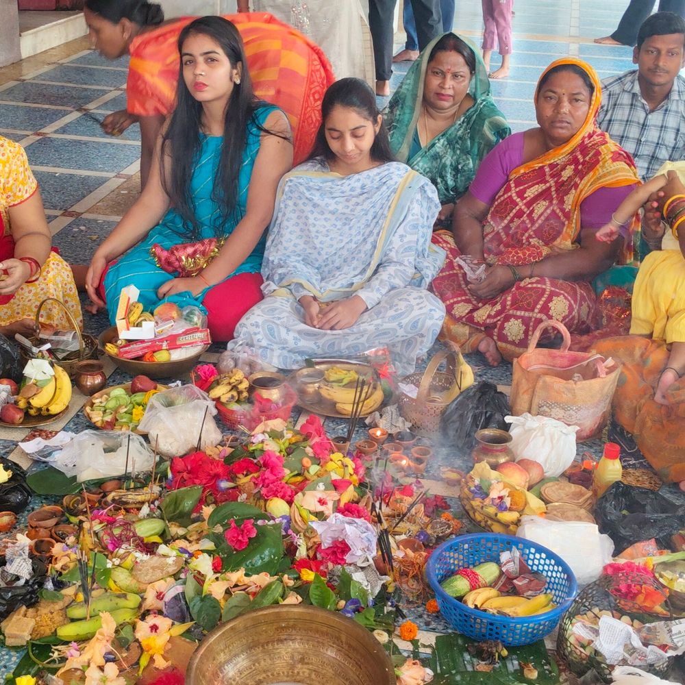 पूर्णिया में अनंत चतुर्दशी पर उमड़ी भक्तों की भीड़:मंदिरों और पंडालों में विधि-विधान से पूजा-अर्चना; श्रद्धालुओं ने बांधा 14 गांठों वाला अनंत धागा