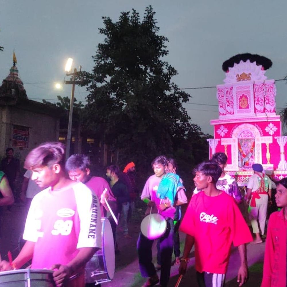 बुरहानपुर में गोगा नवमी पर सेवकों ने निकाली छड़ी:40 दिन की तपस्या के बाद रामदेव मंदिर से गोगामेड़ी तक निकला चल समारोह