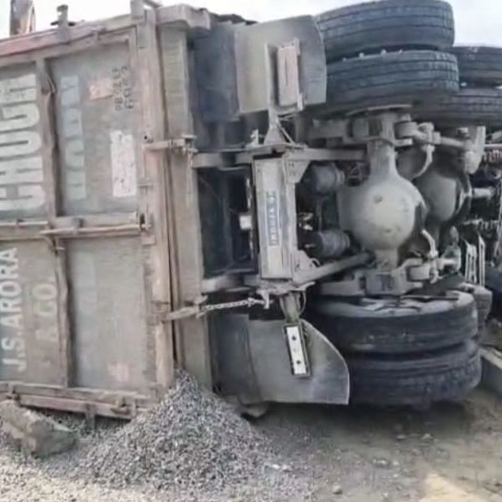 गुरदासपुर के दीनानगर बाईपास पर बजरी से भरा ट्रक पलटा:पठानकोट से अमृतसर जा रहा था ट्रक, ड्राइवर बाल-बाल बचा; ट्रैफिक जाम