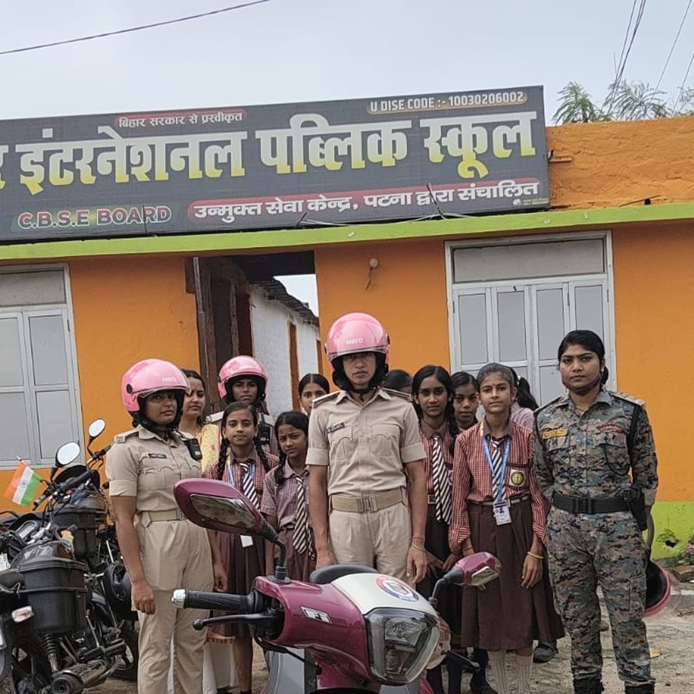स्कूलों से सार्वजनिक स्थलों तक निगरानी बढ़ी:शिवहर में पुलिस दीदी टीम ने छात्राओं को सुरक्षा के प्रति जागरूक