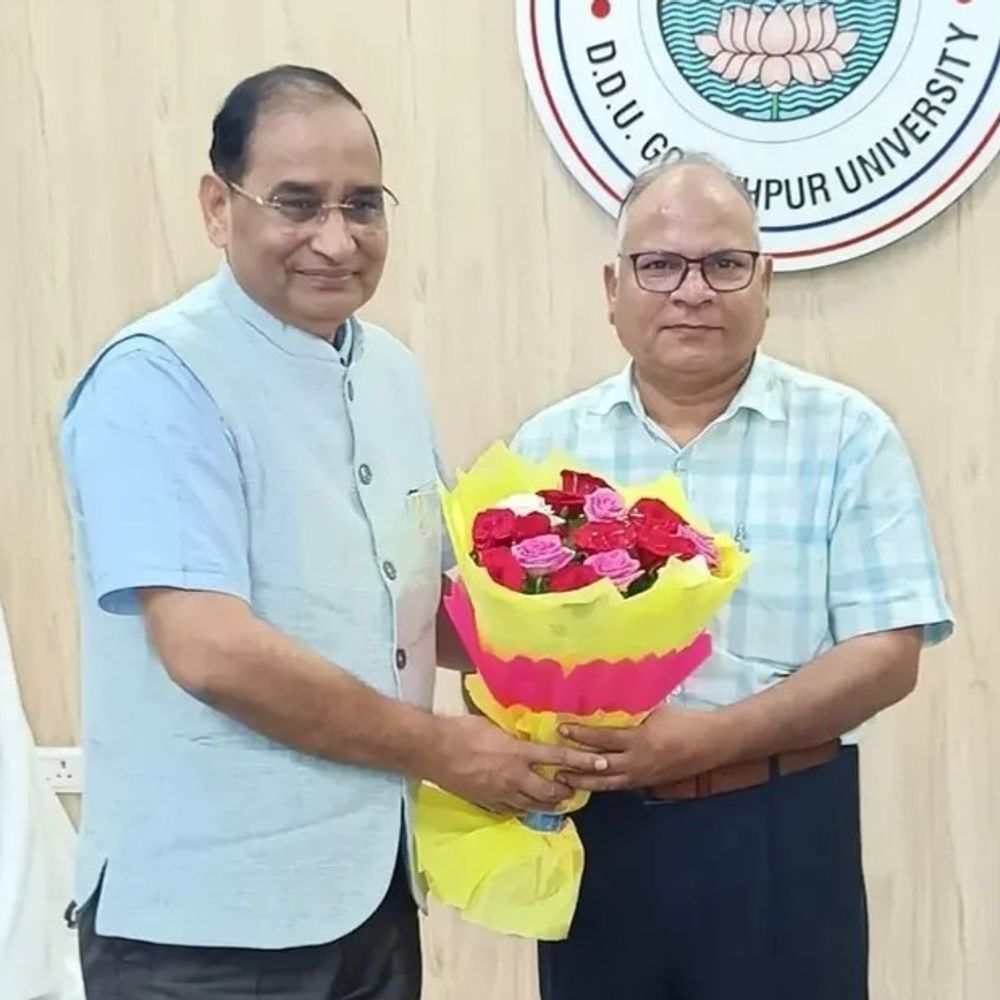 प्रो. गोपाल प्रसाद बने DDU के नए चीफ प्रॉक्टर:संभाली जिम्मेदारी, कुलपति से की मुलाकात कर अहम मुद्दों पर चर्चा की