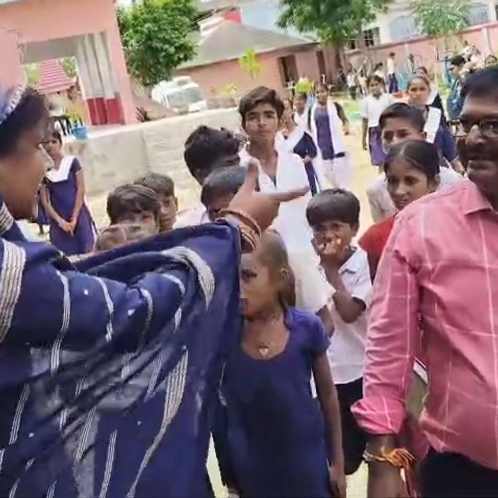 स्कूल में सरप्राइज इंस्पेक्शन, प्रमुख और हेडमास्टर में बहस:जांच में बच्चों की कम उपस्थिति और चावल में कीड़े मिले, कमरे भी किराए पर दिए
