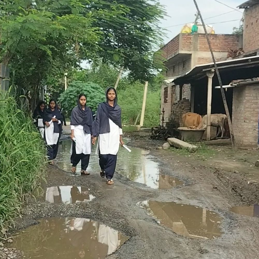 SH-55 से चिलमिल जाने वाली सड़क जर्जर:20 हजार से ज्यादा लोगों की बढ़ी परेशानी, ग्रमीणों ने की प्रशासन से मरम्मत की मांग