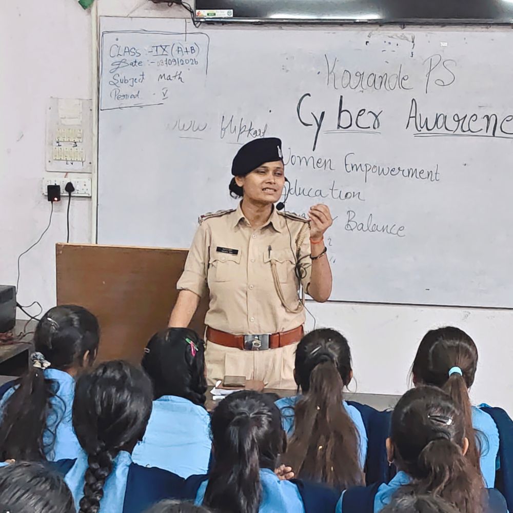 शेखपुरा में छात्राओं को मनचलों से बचाव के टिप्स:बच्चियों को डायल 112 की मदद लेने की सलाह