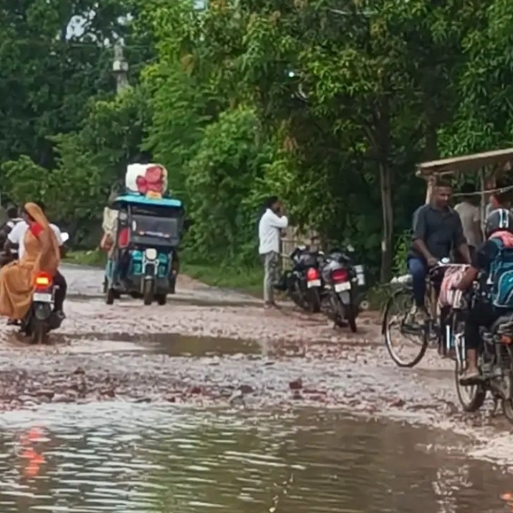 राजनगर में सड़कों पर पानी और गड्ढे:दर्जनभर ई-रिक्शा-ऑटो पलटे; 100 मीटर तक चलना मुश्किल, कई यात्री घायल