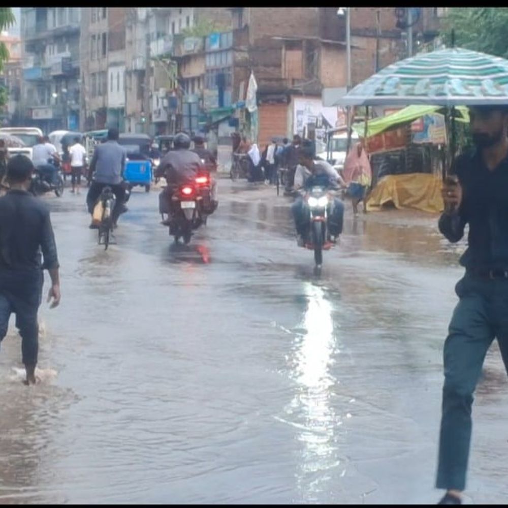बांका में मूसलाधार बारिश से शहर में जलभराव:लोगों को आने-जाने में दिक्कत, कारोबार पर भी असर