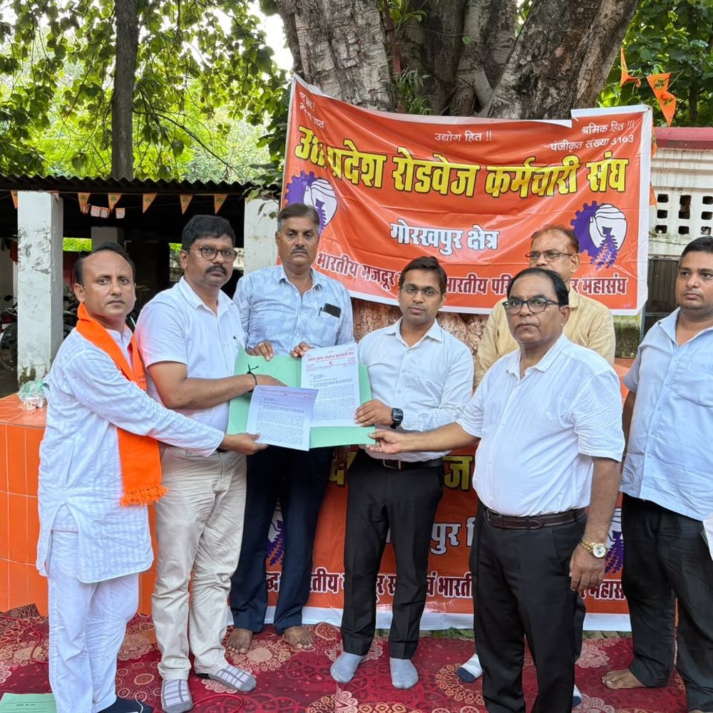 गोरखपुर में रोडवेज कर्मचारी संघ प्रदर्शन:निगम और कर्मचारियों से जुड़े मुद्दों के समाधान की मांग की