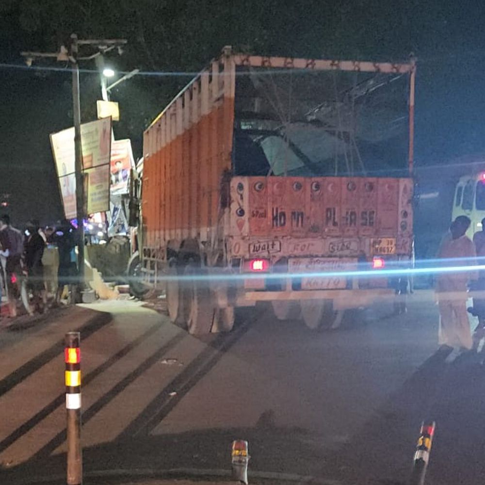 बरेली में बेकाबू ट्रक ने कई लोगों को टक्कर मारी:एक की मौत, ई-रिक्शा चालक गंभीर घायल; पुलिस जांच में जुटी