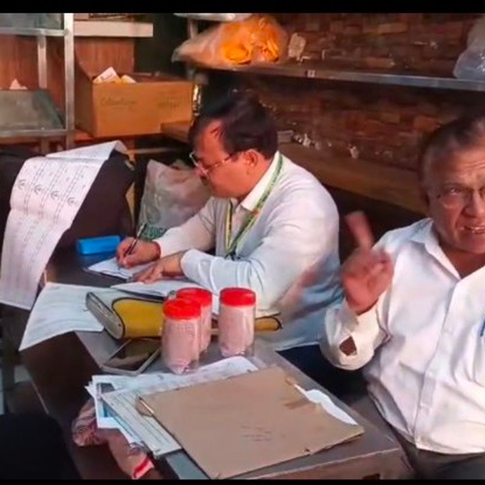 न्यू सूरी स्वीट्स में सड़ी बालूशाही की शिकायत पर सैंपलिंग:खाद्य सुरक्षा विभाग ने की कार्रवाई, दो हफ्ते में दूसरी बार दुकान पर जांच।