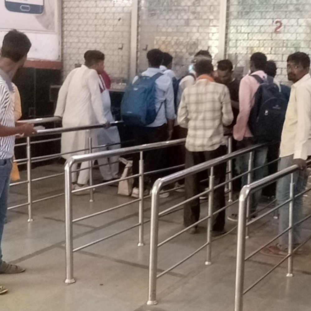 रायबरेली में त्योहारों से पहले ट्रेनों में सीटों की मारामारी:आरक्षण काउंटरों पर बढ़ी भीड़, कई ट्रेनों में वेटिंग; सर्वर डाउन होने से यात्री परेशान