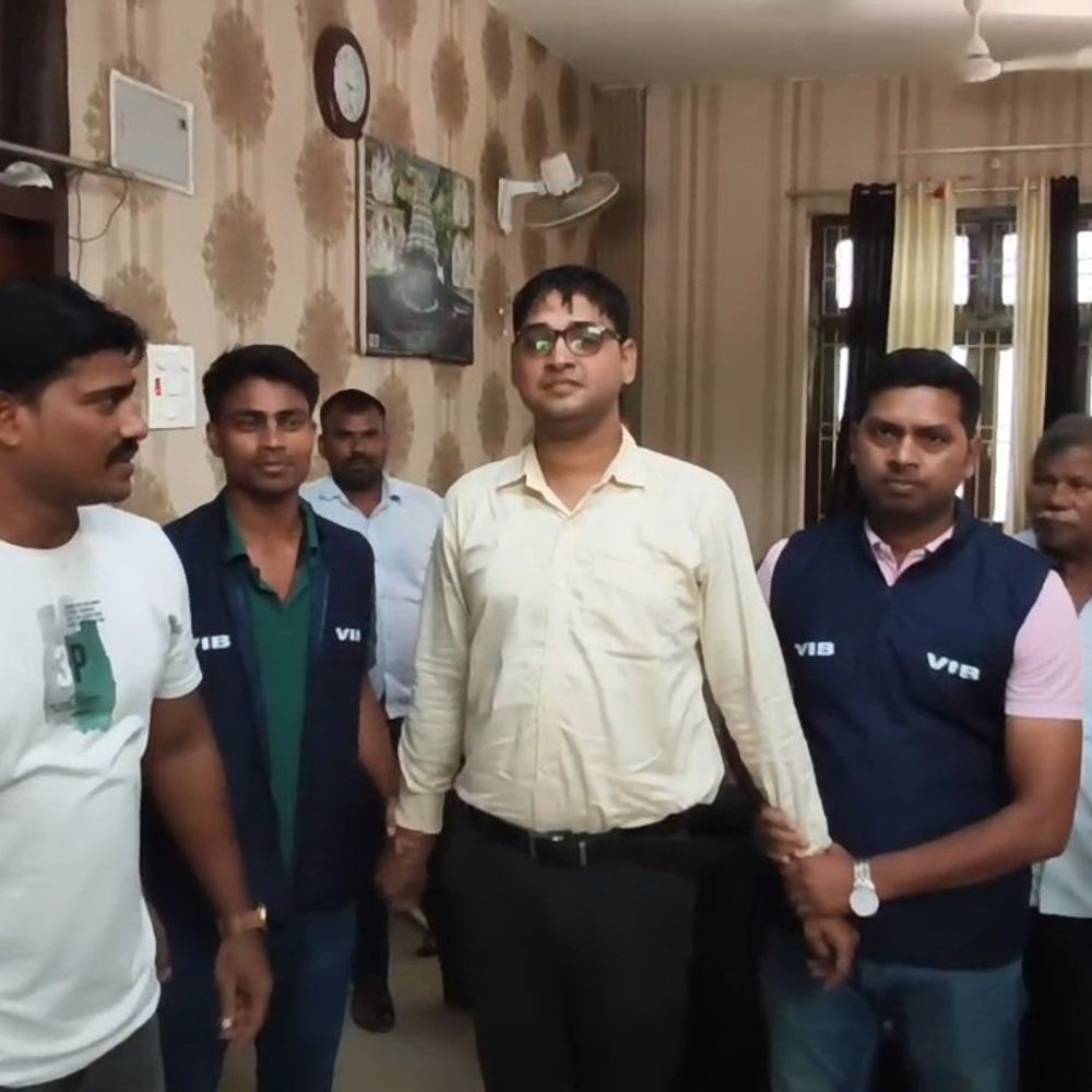 जहानाबाद में मनरेगा JE 20 हजार रिश्वत लेते गिरफ्तार:निगरानी विभाग ने रंगे हाथों पकड़ा, 3 योजनाओं के लिए थी 35 हजार की डिमांड