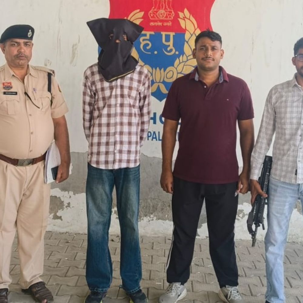 पलवल में मारपीट-अपहरण का आरोपी अरेस्ट:साथियों की तलाश जारी, गाड़ी में सवार होकर आए बदमाश, कैश और मोबाइल ले गए थे