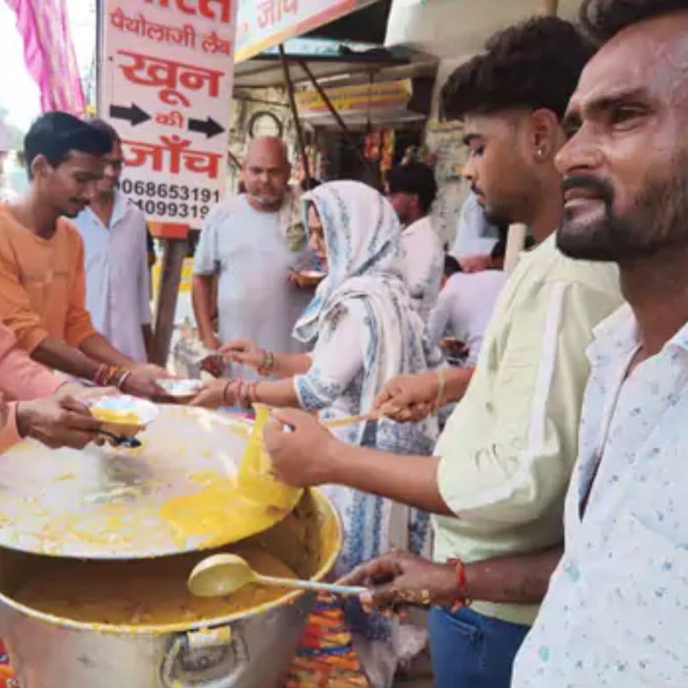 मवाना में धूमधाम से मनाई श्रीकृष्ण छठी:धार्मिक अनुष्ठान का आयोजन किया गया, कढ़ी-चावल का प्रसाद वितरित हुआ
