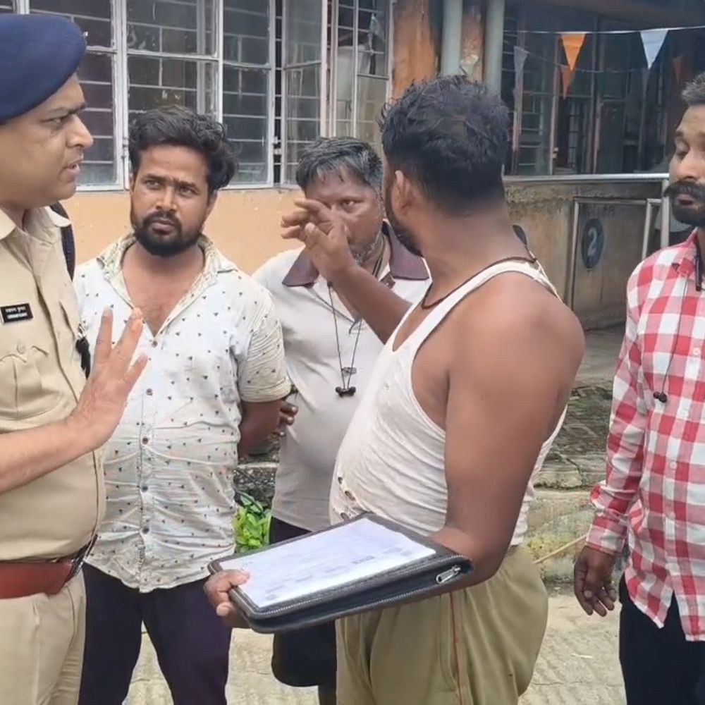 कैमूर में चालान के नाम पर अवैध वसूली:मोहनिया चेकपोस्ट पर ड्राइवरों का फर्जी चालान और बदसलूकी का आरोप