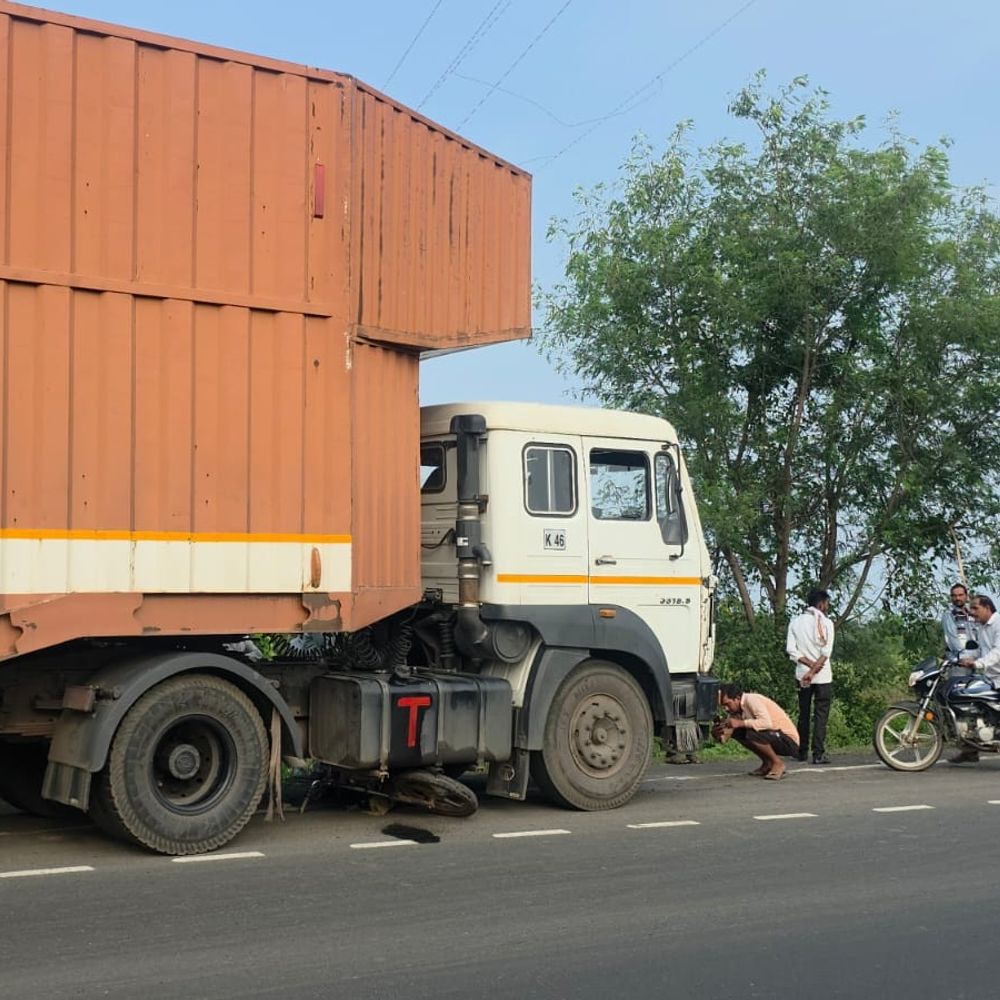 कंटेनर ने बाइक सवारों को कुचला, 2 लोगों की मौत:आपस में समधी थे, विदिशा से शोक कार्यक्रम में आए थे, बाइक 200 मीटर तक घिसटी