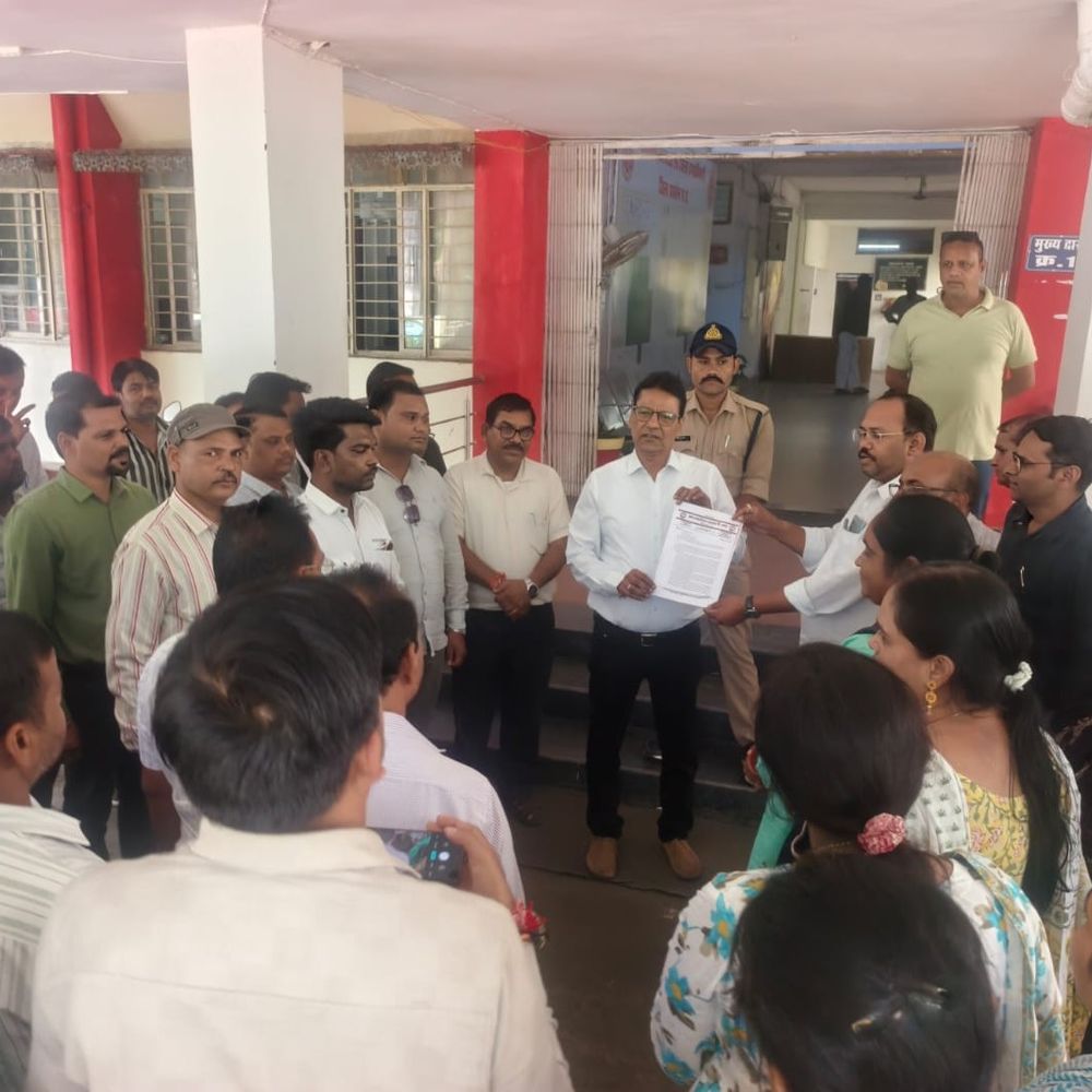 रायसेन में पटवारी बोले- निष्पादन से नाम हटाएं:संशोधन के बाद भी मुख्यमंत्री के नाम फिर ज्ञापन दिया