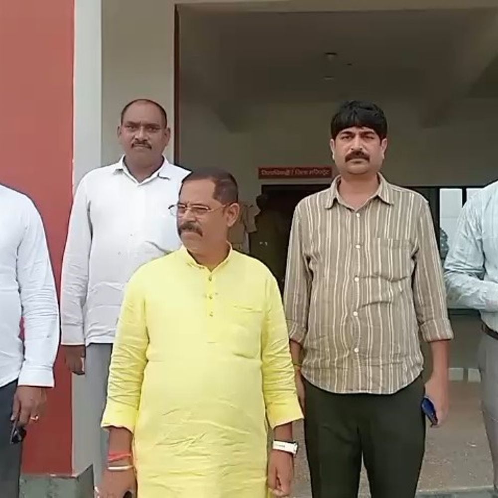 LPG वितरकों ने DM को सौंपा ज्ञापन:चंदौली में होम डिलीवरी कमीशन बढ़ाने, KYC भुगतान और नए कनेक्शन शुरू करने की मांग