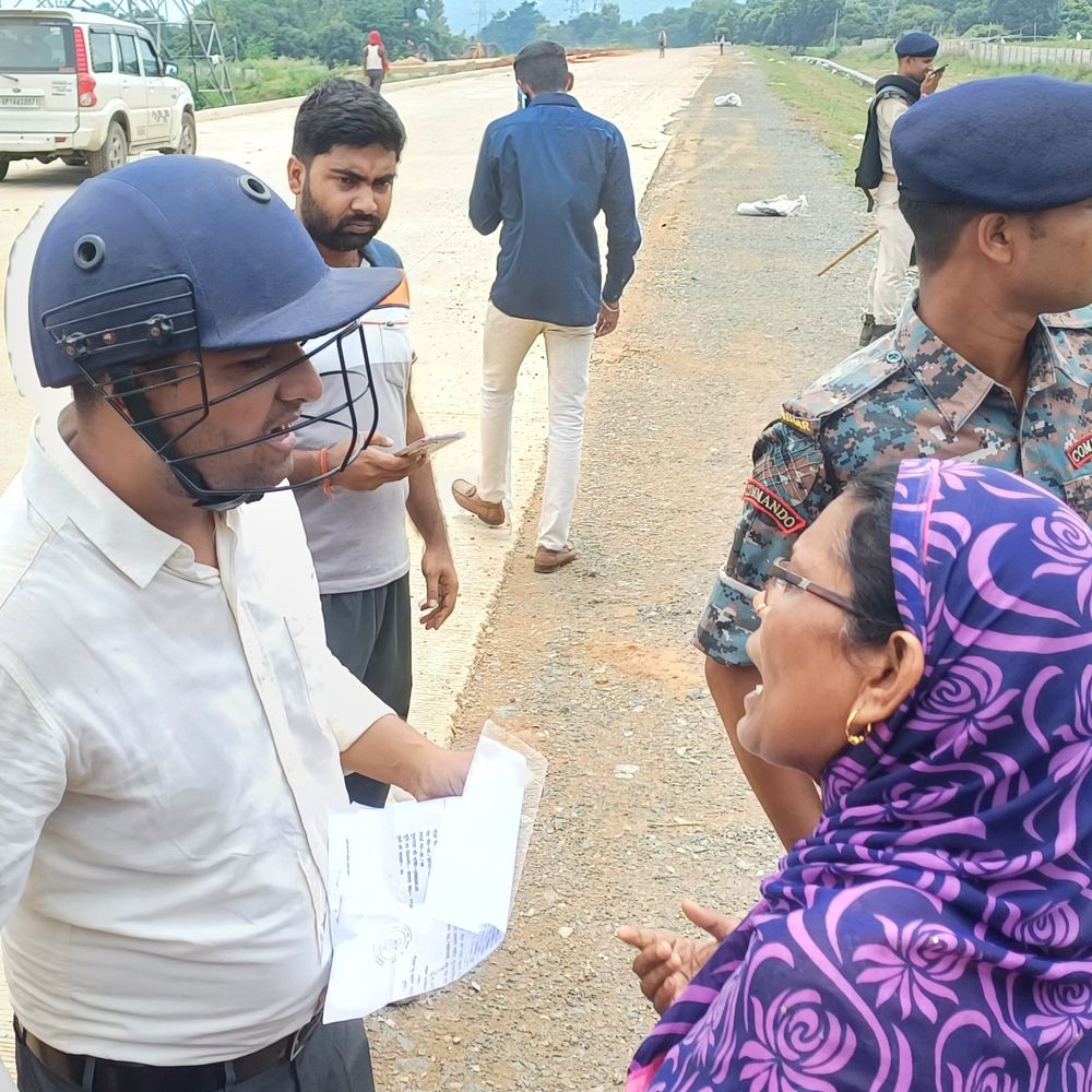 किसानों के विरोध के बावजूद बिछ रहा हाईटेंशन तार:मुंगेर में फोरलेन से सटी जमीन पर टावर-तार ले जाने का विरोध, किसान आक्रोशित