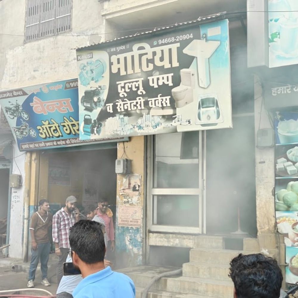 टोहाना में सेनेटरी शॉप में लगी आग:प्लास्टिक के पाइप समेत कीमती सामान जला, अचानक उठा धुआं, फायर ब्रिगेड ने पाया काबू