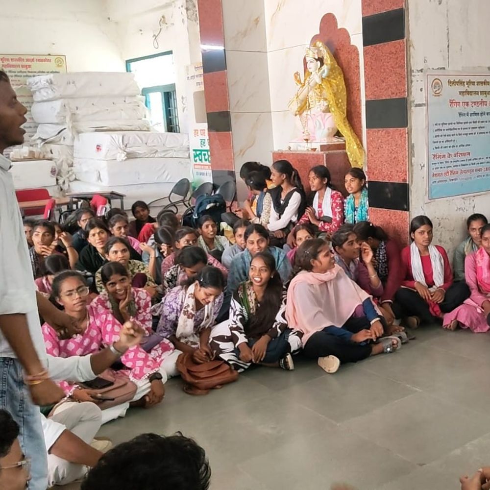 झाबुआ कॉलेज में अव्यवस्थाओं पर छात्रों ने गाया सद्भावना भजन:ABVP और छात्राओं ने धरना दिया; कॉमन रूम-पैड मशीन नहीं, प्राचार्य 2 घंटे बाद मिले