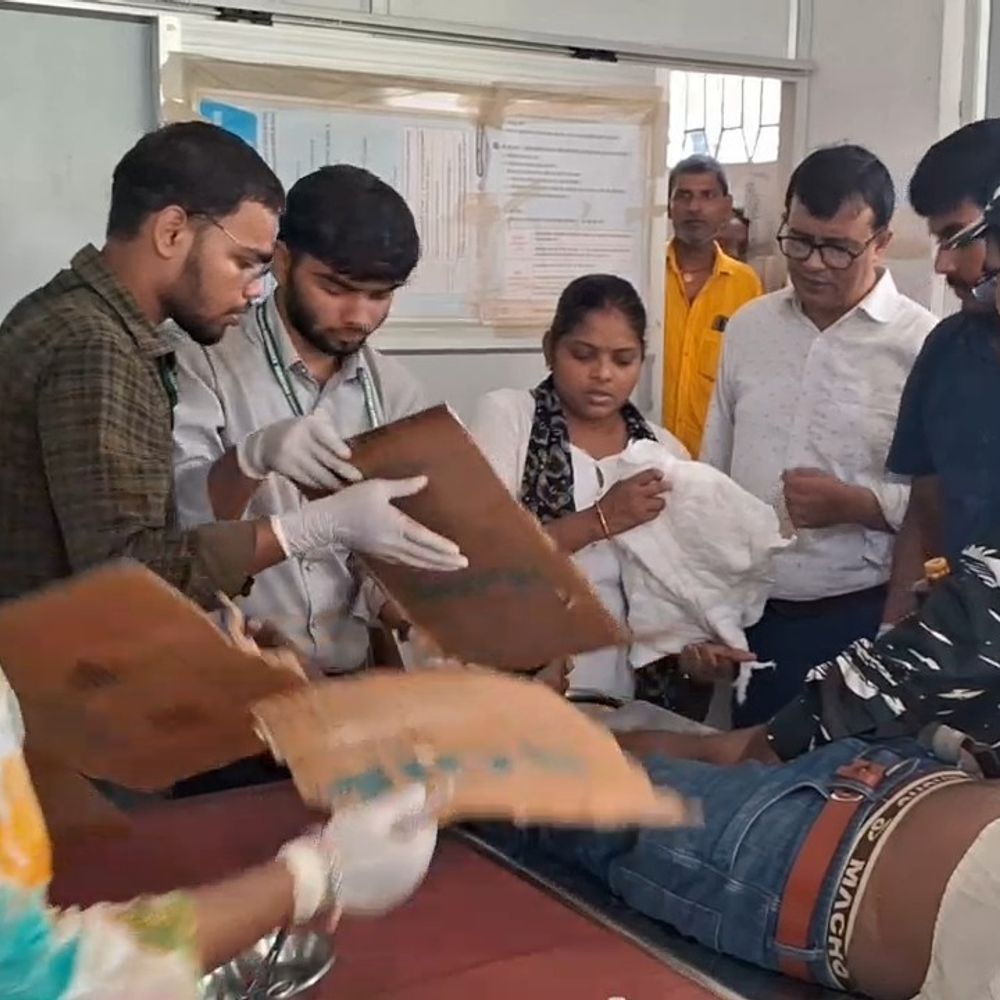 कैमूर में पिकअप ने बाइक सवार 3 को रौंदा, घायल:मुजान गेट के पास एक्सीडेंट, फ्रैक्चर पैर को कार्टून से बांधकर रेफर किया