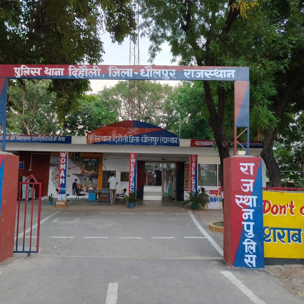 धौलपुर में तेज आवाज में लाउडस्पीकर बजाने पर युवक गिरफ्तार:2 स्थायी वारंटी समेत 17 बदमाशों को पकड़ा, अवैध हथियार भी बरामद