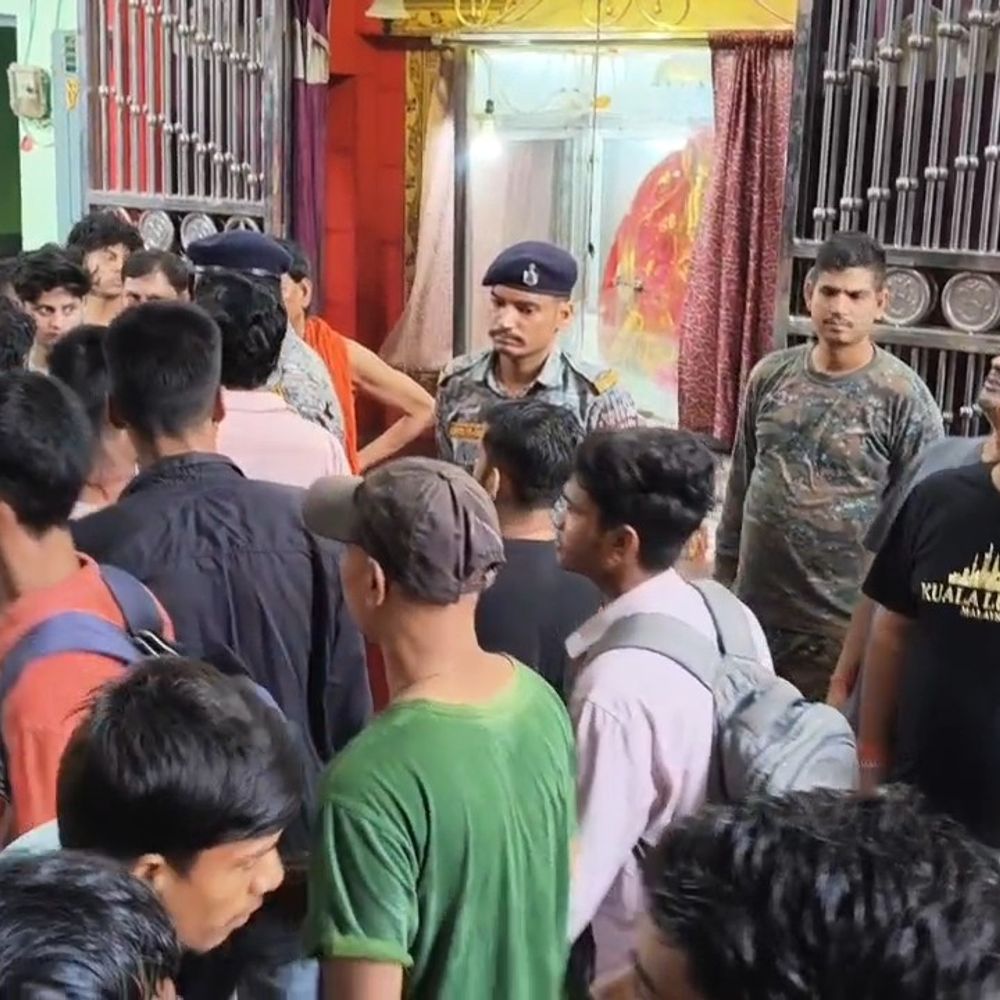 भभुआ- दुर्गा मंदिर का ताला तोड़कर लाखों के गहने चोरी:10-15 लाख का सामान ले गए चोर; पहले आसपास के घरों के दरवाजे रस्सी से बांधे