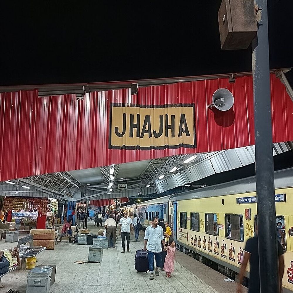 कोलकाता-बनारस के बीच चलेगी पूजा स्पेशल ट्रेन:झाझा, जसीडीह, मधुपुर होकर गुजरेगी, दुर्गा पूजा से छठ तक त्योहारों में यात्रियों को मिलेगी राहत