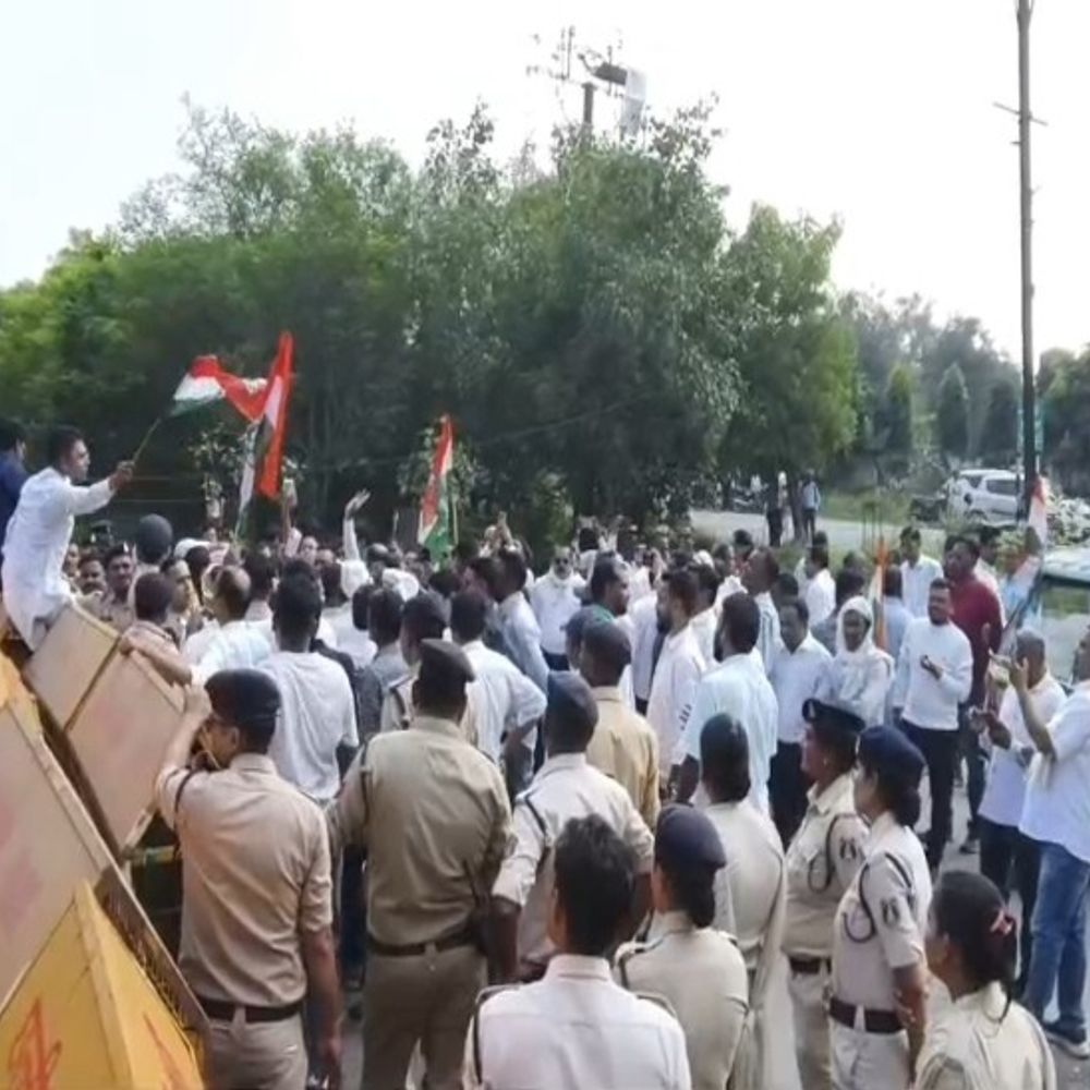 जांजगीर-चांपा में कांग्रेस का प्रदर्शन, CEC का पुतला फूंका:’वोट चोरी’ के आरोपों पर कलेक्ट्रेट घेरा, बैरिकेडिंग के बीच सौंपा ज्ञापन