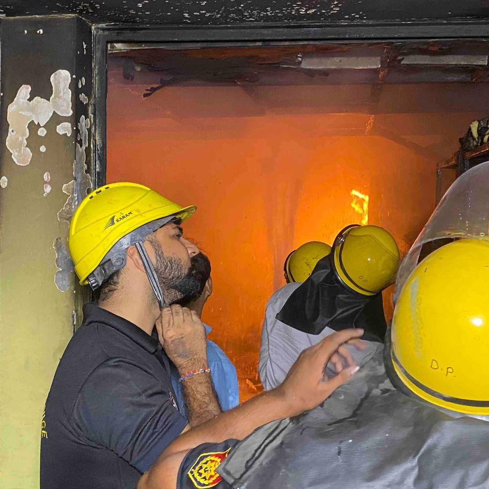 जालंधर की बेकरी में लगी आग:ऊपरी मंजिल पर सोया मालिक परिवार बचाया, फायर ब्रिगेड की 3 गाड़ियों ने बुझाई, शार्ट सर्किट का शक