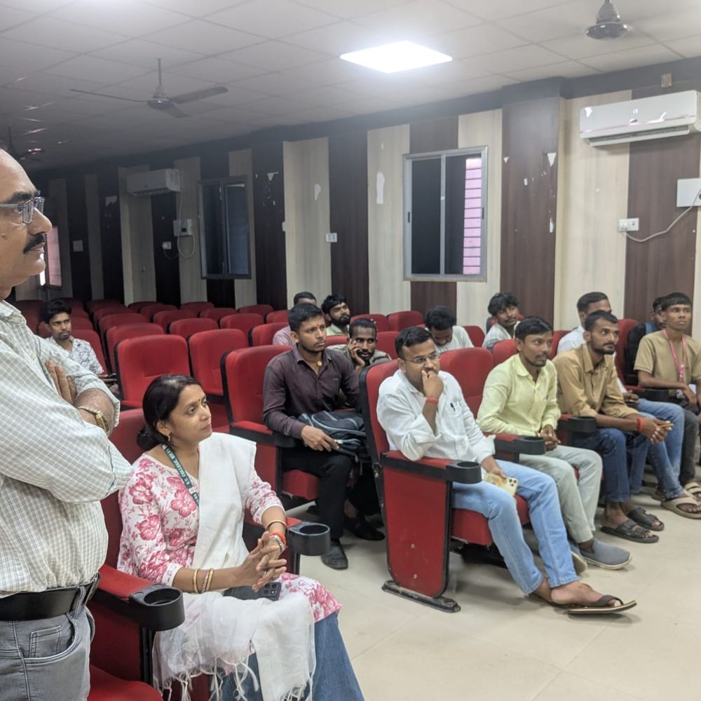 हिलसा कॉलेज में छात्र नेताओं ने कम फीस एडमिशन मांगा:मुख्य गेट पारदर्शी करने और एससी-एसटी छात्राओं को रियायत देने की भी मांग