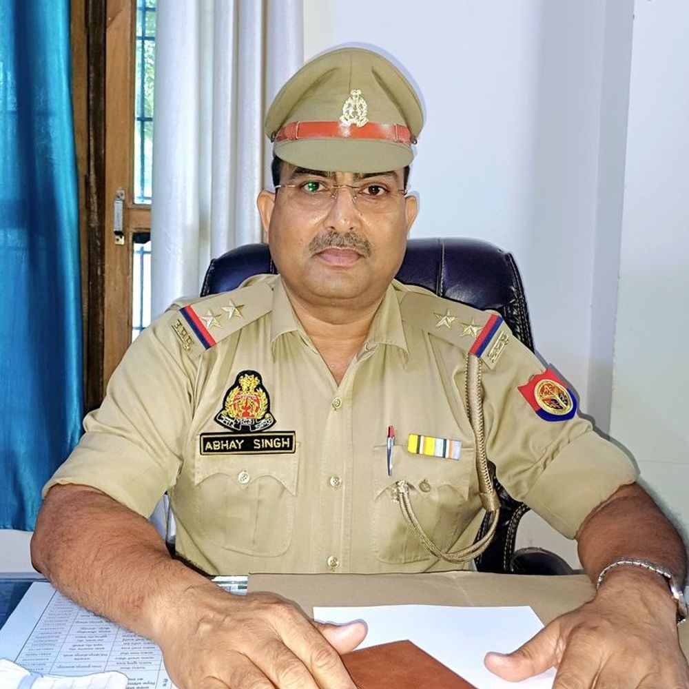 गोंडा में 6 पुलिस अधिकारियों के कार्यक्षेत्र बदले:3 थाना प्रभारियों को हटाया; अभय सिंह को करनैलगंज, मृत्युंजय सिंह को नवाबगंज SO बनाया