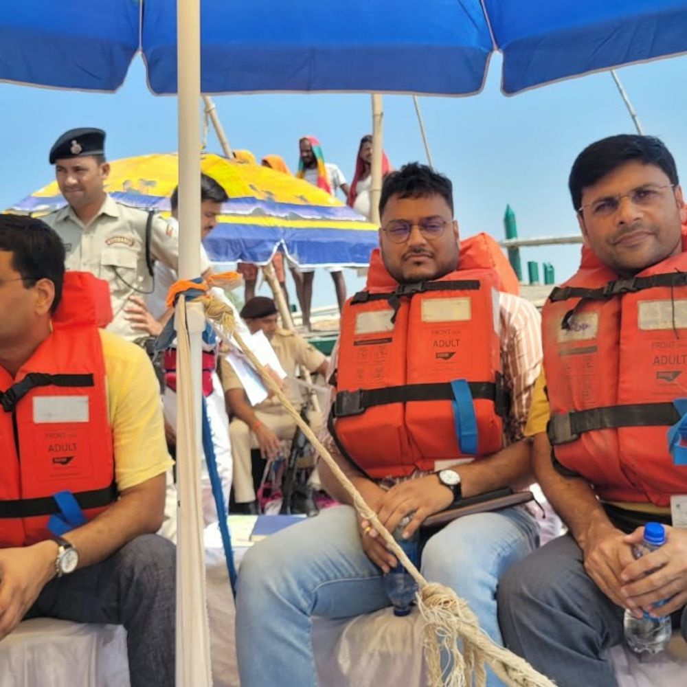 DM का उफनती गंगा पार कर राहत कार्यों का जायजा:कटिहार में गोबराही दियारा में बाढ़ पीड़ितों की स्थिति देखी, अधिकारियों को निर्देश दिए